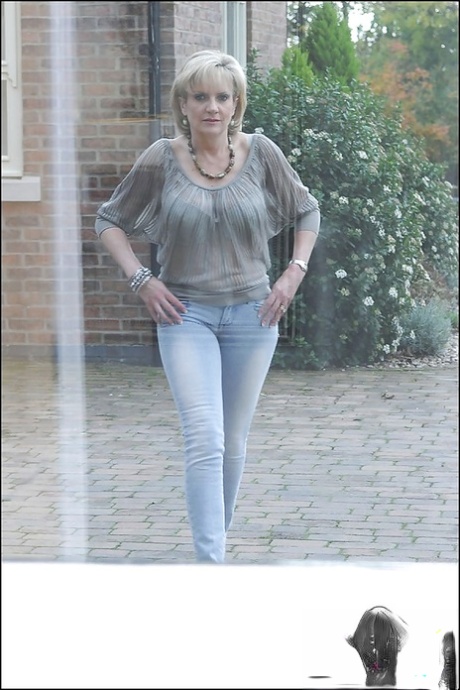 Противная зрелая мегера обнажает свои сиськи и приспускает синие джинсы картинка 2