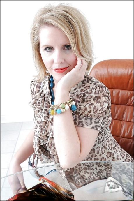 Развратная зрелая леди с большими сиськами раздевается и раздвигает ноги картинка 1