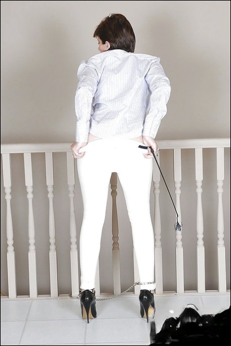 Зрелая фетишистка на высоких каблуках обнажает свою сексуальную попку и лысую киску картинка 10