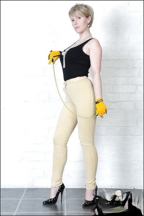 Коротко стриженная зрелая леди с горячей попкой позирует в обтягивающих джинсах картинка 2