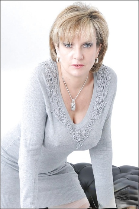 Потрясающая модель леди Соня снимает свои потрясающие белые трусики картинка 1