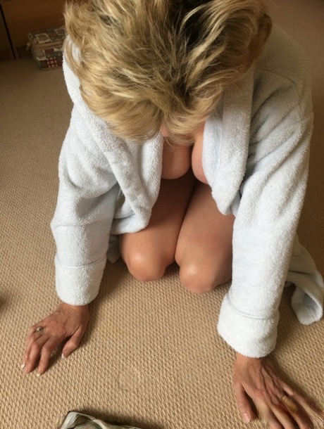 Британка с большими сиськами леди Соня запечатлена в откровенные моменты картинка 11