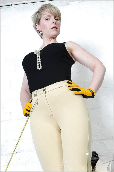 Коротко стриженная зрелая леди с горячей попкой позирует в обтягивающих джинсах картинка 6