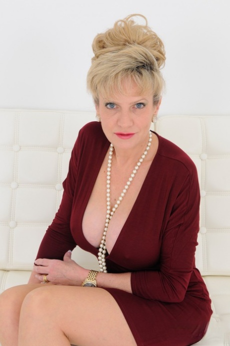 Зрелая британская блондинка Соня щиплет себя за соски, показывая свои сиськи картинка 1