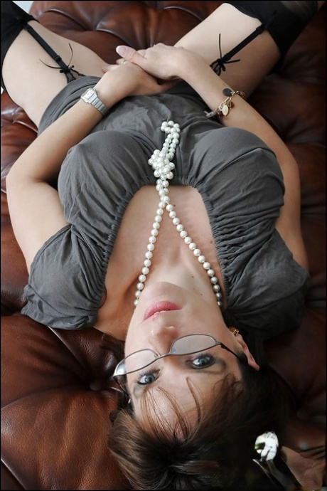 Фетишистская зрелая красотка в очках раздвигает ноги и дрочит пальцами свою пизду картинка 3