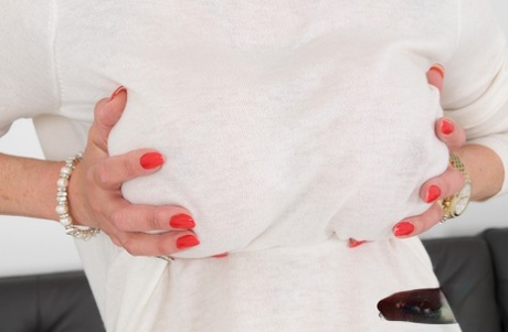 Британка леди Соня ласкает свою увеличенную грудь во время съемки крупным планом картинка 8