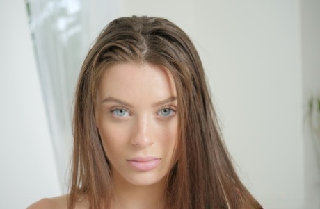 Модель в бикини Лана Роудс позирует обнаженной в конце съемки картинка 13