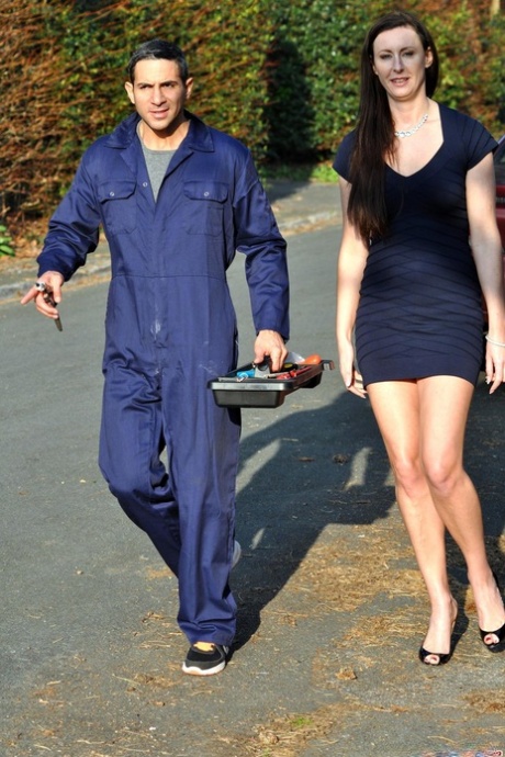 Высокая женщина Лара Латекс трахает киску в рот в нейлоновых чулках в паре с подвязками картинка 1