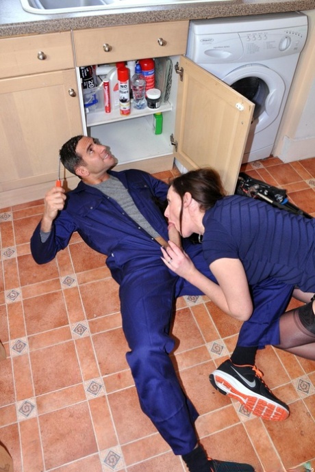 Пожилая женщина с проблемами с машиной и сантехникой берет его в задницу в качестве оплаты картинка 4