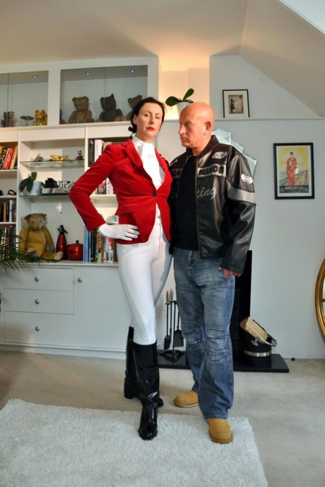 Лара Латекс готова к тому, чтобы ее трахнули в ее брюках для верховой езды с открытой промежностью и сапогах картинка 1