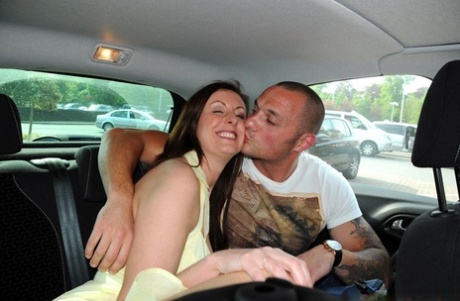 Возбужденная зрелая в высоких сапогах соблазняет муженька минетом с голыми большими сиськами картинка 2