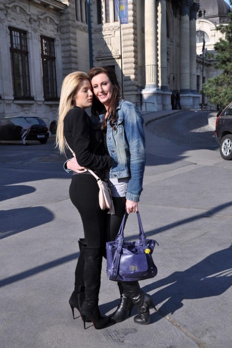 Пожилая зрелая женщина соблазняет молодую блондинку на жарком свидании в общественном туалете картинка 1