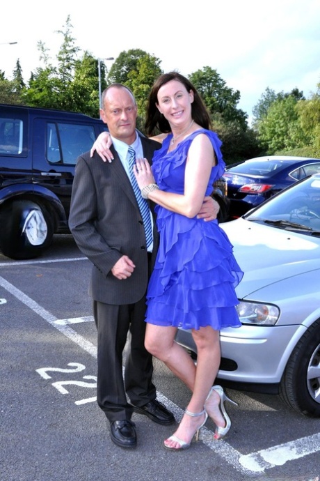 Высокая леди переодевается в нейлоновые чулки и туфли на каблуках перед сексом с джентльменом картинка 1