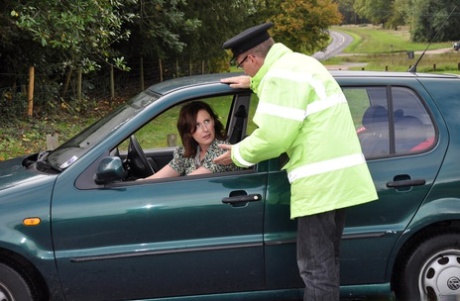 Возбужденная зрелая женщина в сапогах трахает полицейского по-собачьи, чтобы избежать штрафа картинка 1