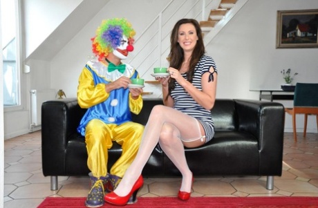 Зрелая дама занимается сексом с клоуном в нейлоновых чулках и подвязках картинка 2