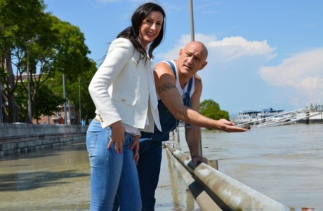 Брюнетка подцепляет моряка в доках для быстрого секса в нейлоновых чулках картинка 1