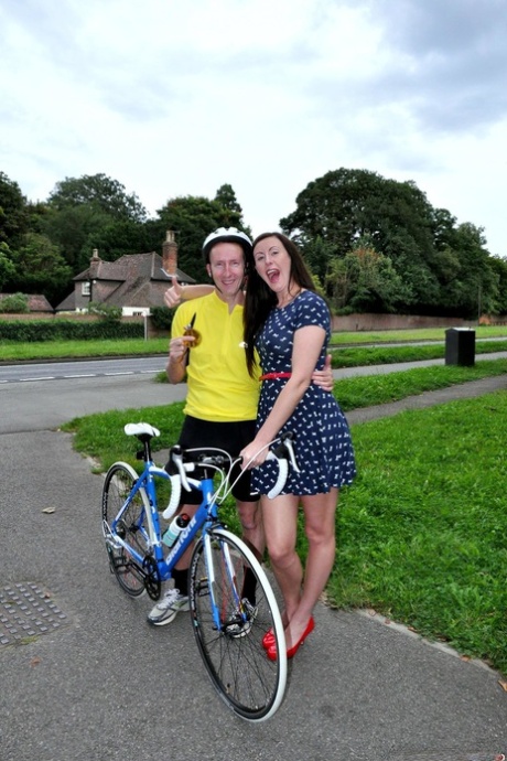 Старая шлюха в юбке с оборками наклоняется, чтобы получить глубокий анальный трах от молодого парня картинка 1