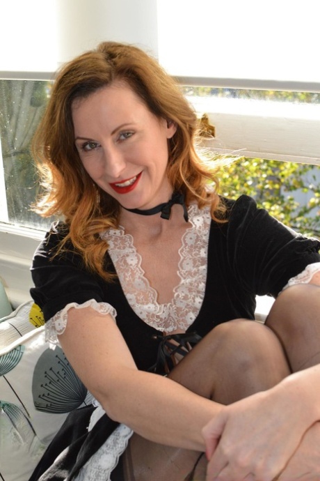 Возбужденная самка задирает юбку своей горничной перед анальными играми во время мастурбации картинка 15