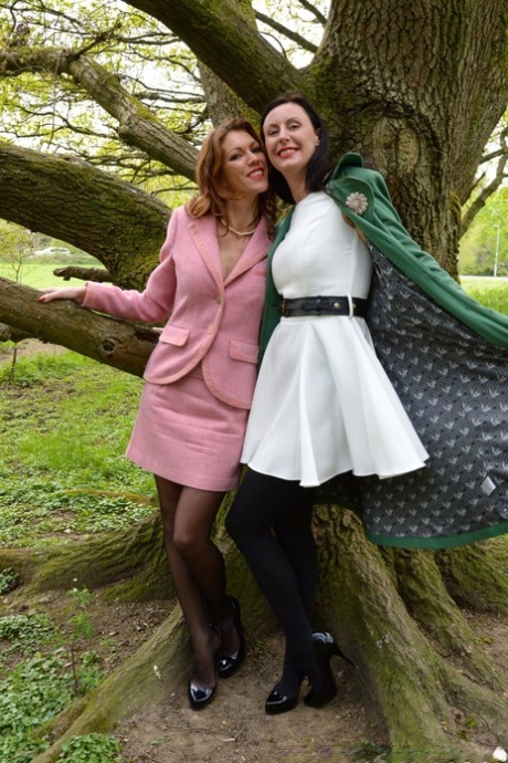 Зрелые лесбиянки раздеваются до сексуальных чулок и раздвигают ножки для поедания киски картинка 1