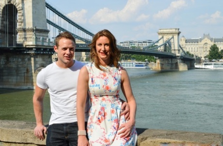 Пожилая леди в платье и нейлоновых чулках подцепляет молодого парня и дает ему уроки секса картинка 1