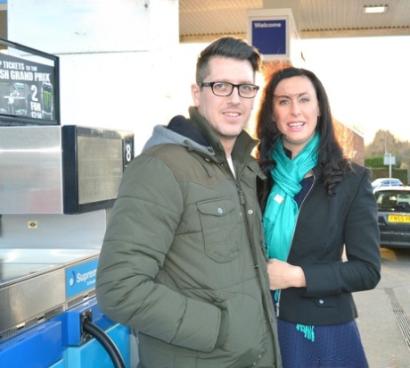 Горячая пожилая женщина подцепляет парня помоложе для жесткого траха в черных нейлоновых чулках картинка 1