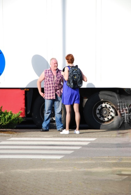 Пожилая британская леди подцепляет водителя грузовика и глупо трахается с ним у себя дома картинка 1