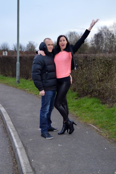 Зрелая женщина с горячей попкой заводит себе свежего молодого жеребца, чтобы жестко оседлать его картинка 1