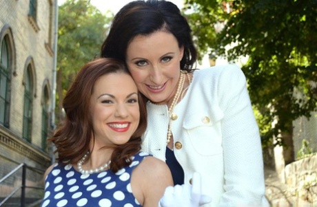 Пожилая зрелая Лара заводит себе товарища по играм помоложе, чтобы немного развлечься лизанием киски картинка 4