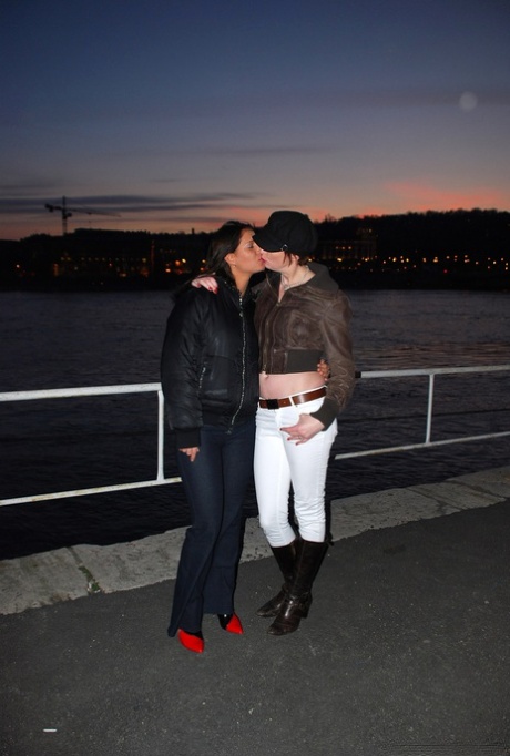 Лесбиянки постарше и помоложе мастурбируют вибраторами во время секса в нейлоновых чулках картинка 1