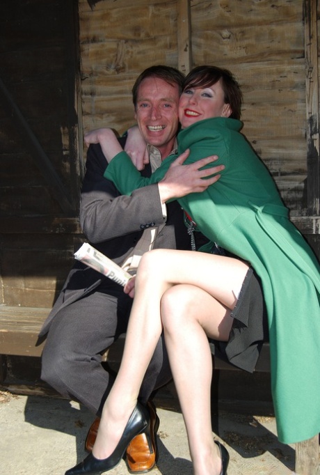 Возбужденная зрелая женщина наполняет свою старую киску липкой спермой и ей это нравится картинка 1