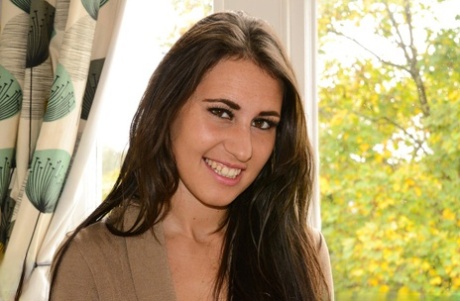 Высокая лесбиянка и ее молодой любовник трахают дилдо в чулках с задним швом и на каблуках картинка 1