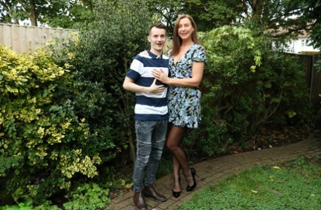 Возбужденная пума приводит молодого жеребца домой и трахает его в чулках на диване картинка 1