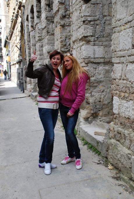 Старые и молодые лесбиянки бродят по улицам перед сексом дома в нейлоновых чулках картинка 1