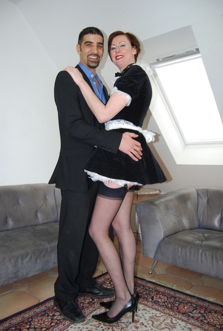 Высокая женщина получает массаж лица с открытым ртом после того, как оседлала член в нейлоновых чулках со швами картинка 1