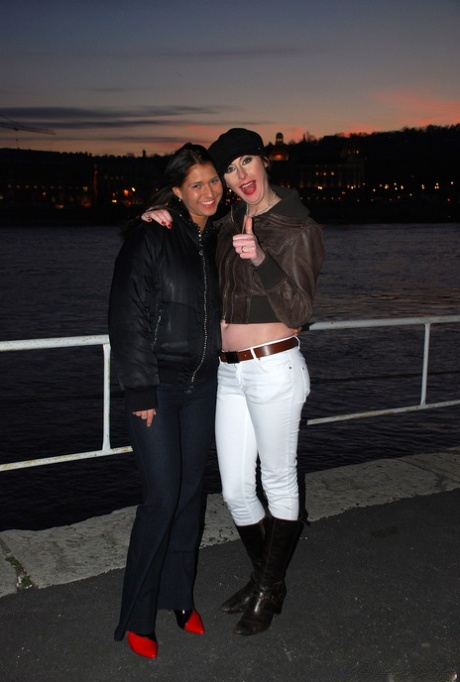 Лесбиянки постарше и помоложе мастурбируют вибраторами во время секса в нейлоновых чулках картинка 2