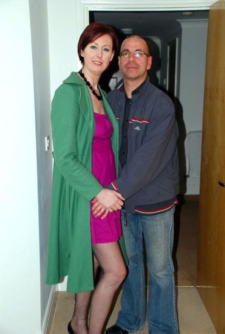 Высокая женщина Лара Латекс выплескивает сперму изо рта после того, как оседлала член в нейлоновых чулках FF картинка 1