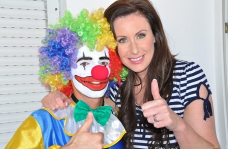 Зрелая дама занимается сексом с клоуном в нейлоновых чулках и подвязках картинка 1