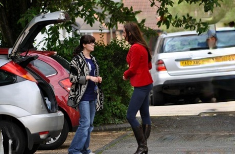 Высокая женщина одевает девочку в школьную одежду перед лесбийским сексом картинка 2