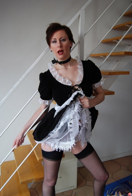 Зрелая горничная Лара латексирует дилдо в своей жопе, прежде чем трахнуть большой член картинка 1