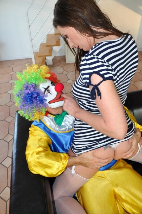 Зрелая дама занимается сексом с клоуном в нейлоновых чулках и подвязках картинка 4