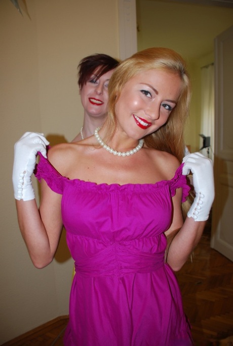 Старые и молодые лесбиянки бродят по улицам перед сексом дома в нейлоновых чулках картинка 5