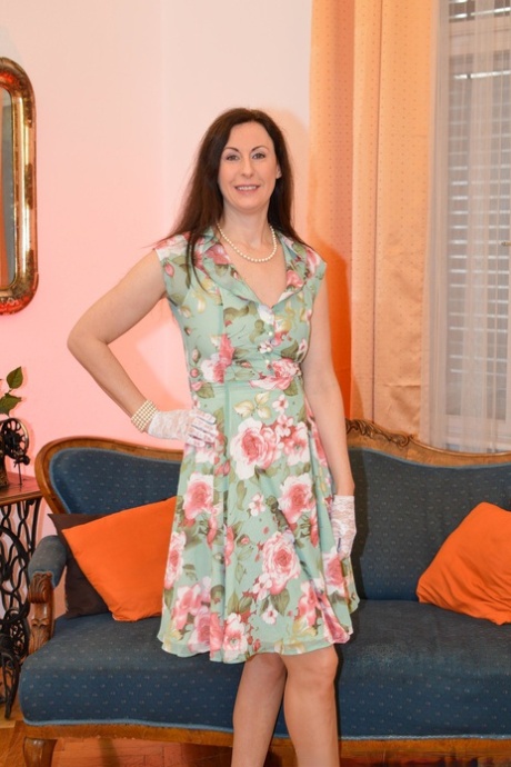 Зрелая любительница Лара Латекс надевает кружевные перчатки, чтобы потрогать пальцами свою возбужденную киску картинка 1