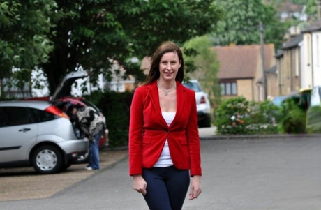 Высокая женщина одевает девочку в школьную одежду перед лесбийским сексом картинка 1