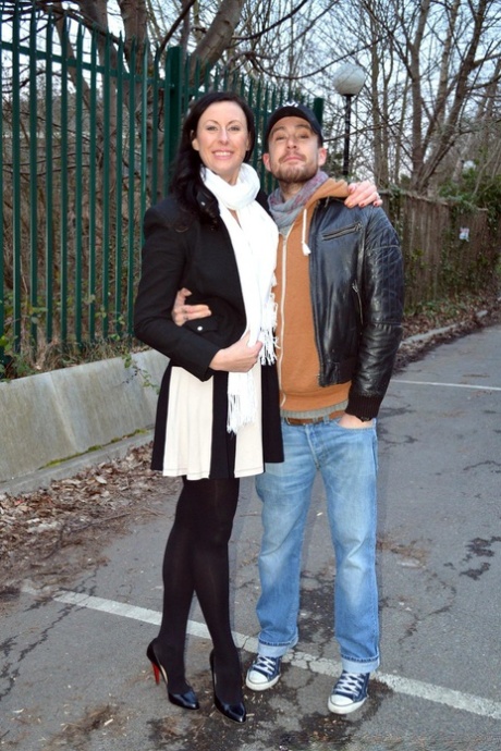 Высокую женщину трахает большой пенис в черных нейлоновых чулках и на каблуках с красной подошвой картинка 1