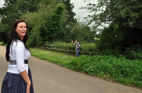 Потрясающая зрелая горничная Лара показывает свои навыки сосания члена и траха картинка 1