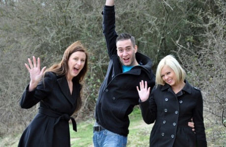 Молодые и старые цыпочки с большими задницами надевают юбки и нейлоновые чулки для лесбийских отношений картинка 2