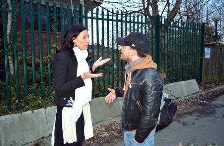 Возбужденная пожилая леди кончает в жопу после того, как соблазнила молодого джентльмена картинка 1