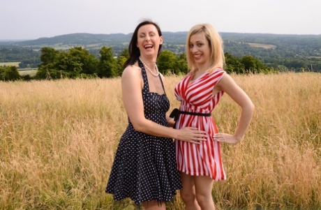 Дерзкая зрелая мамочка наслаждается лесбийским сексом Страпоном с грудастой молодой женщиной картинка 1