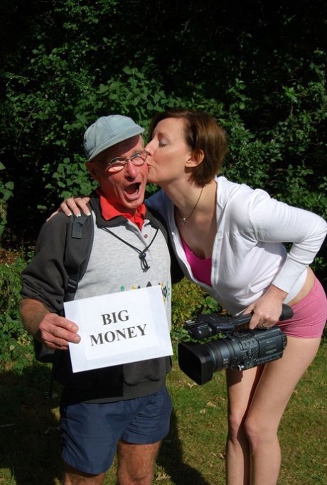 Зрелая женщина наклоняется, чтобы отсосать член олдмана, одетая в горячие черные чулки картинка 1