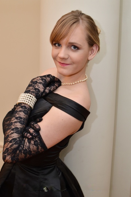 Одинокая девушка натягивает свое черное платье на голую задницу в сексуальных перчатках и нейлоновых чулках картинка 3